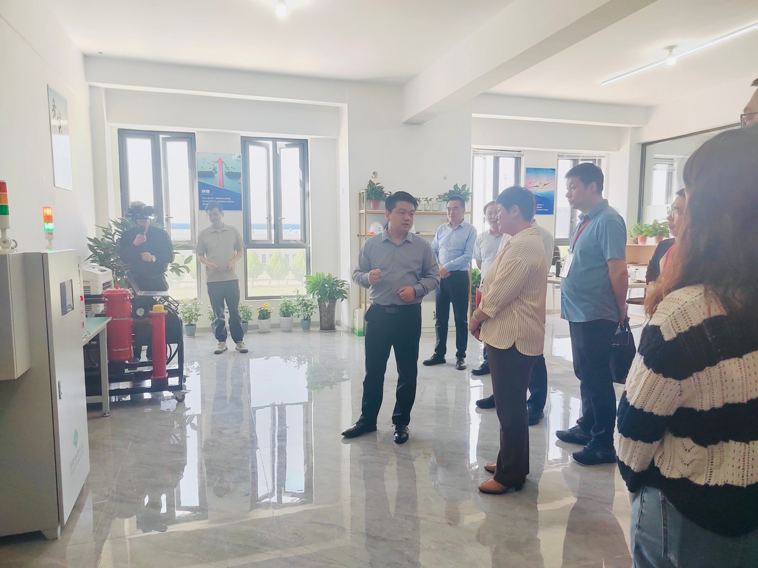 西工區(qū)人大常委會主任李文波帶領(lǐng)洛陽市人大調(diào)研團及區(qū)人大常委會科技創(chuàng)新專項監(jiān)督組來我單位指導(dǎo)調(diào)研