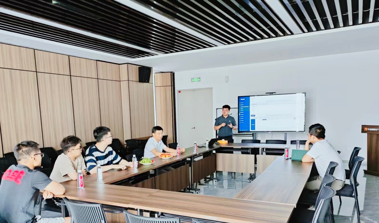 河南科技大學(xué)信息工程學(xué)院鄭副院長帶領(lǐng)其團隊至我司就智能潤滑數(shù)據(jù)處理開展技術(shù)合作交底會